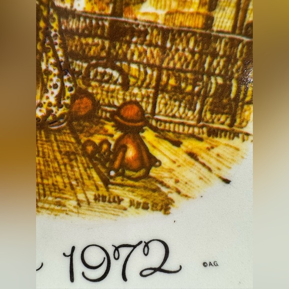 Vintage Christmas Holly Hobbie 1972 decorative Plate with Festive Design - Picture 7 of 8